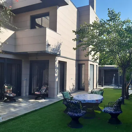 De Lujo Con Jardin, Piscina Y Aparcamiento Todo Privado. *
