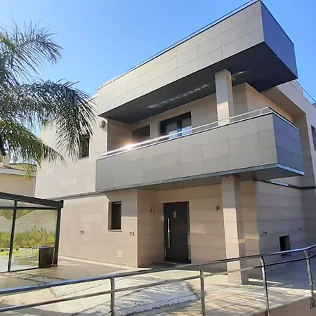 Holiday home De Lujo Con Jardin, Piscina Y Aparcamiento Todo Privado.