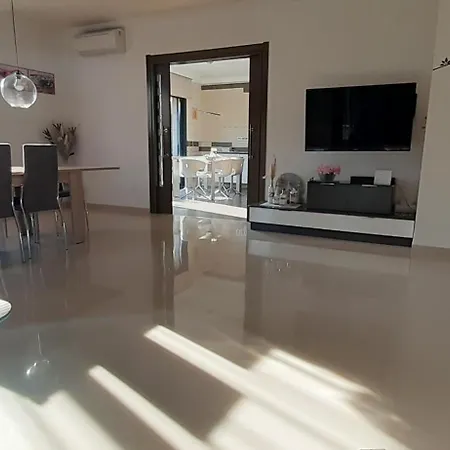 De Lujo Con Jardin, Piscina Y Aparcamiento Todo Privado.